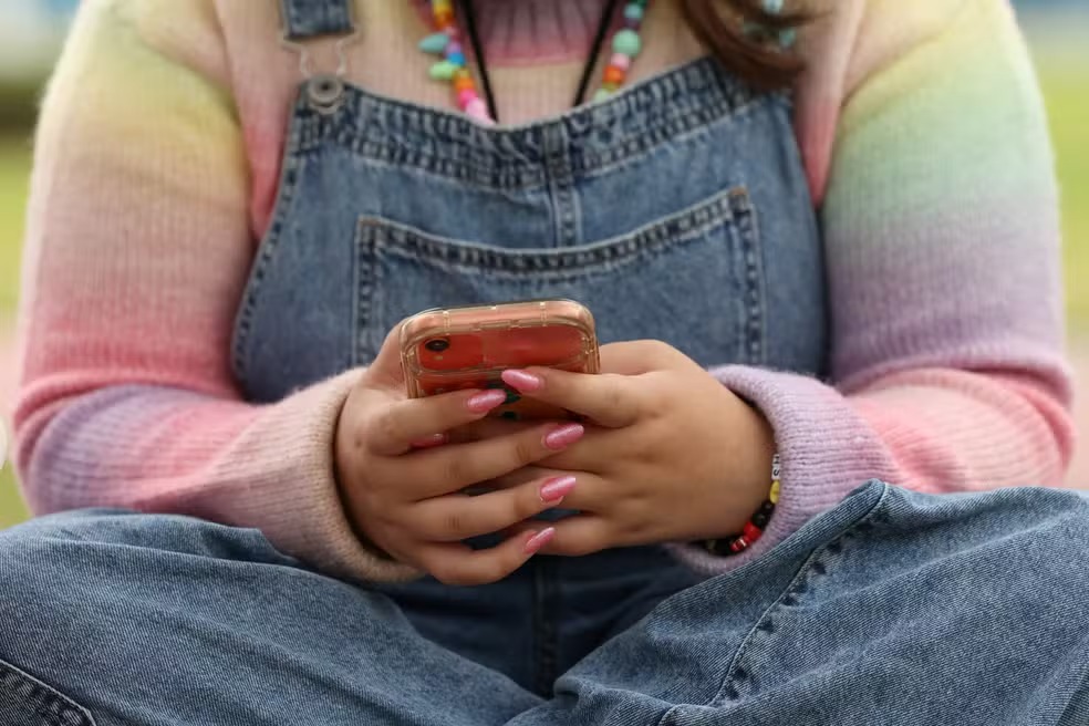 Senado da França vota projeto para proibir redes sociais para menores de 15 anos